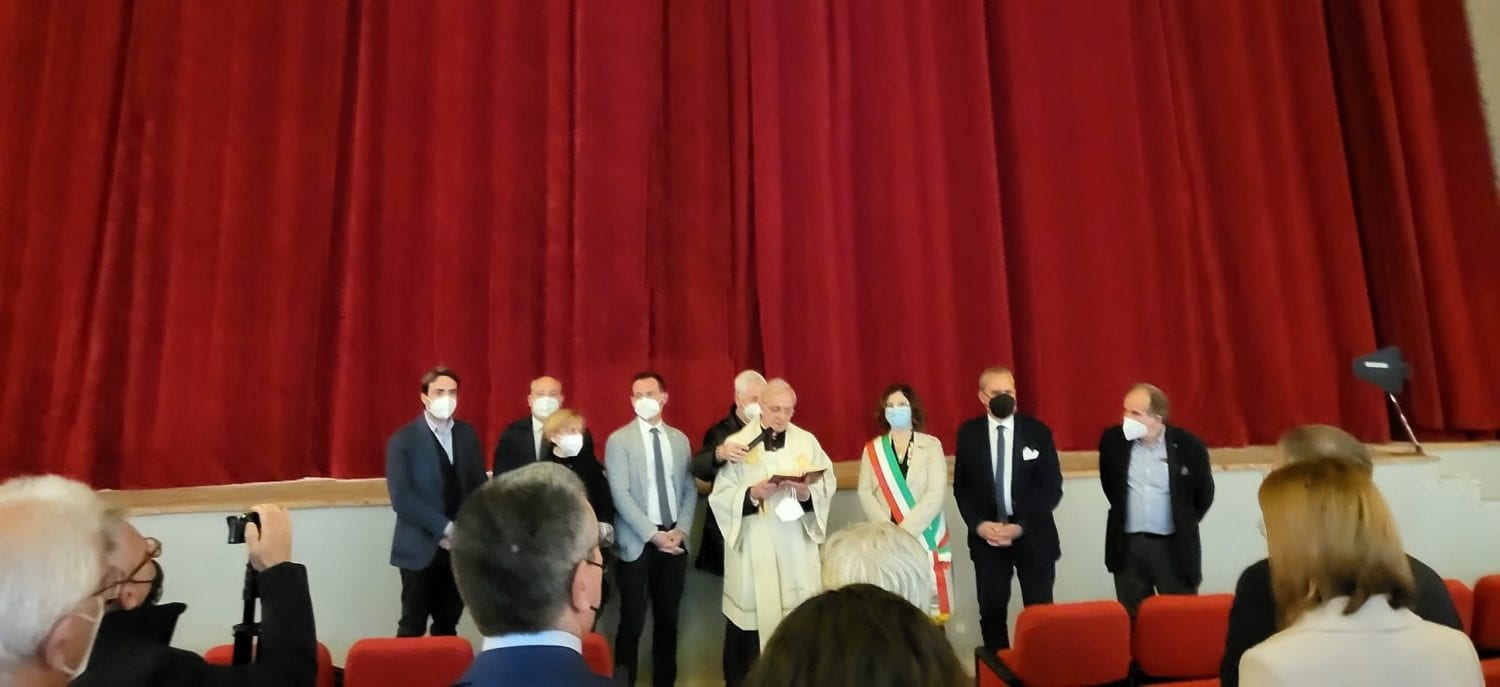 Riapre il teatro 'Cielo' tra passerelle e dichiarazioni. Non una grande opera ex-novo ma solo la climatizzazione