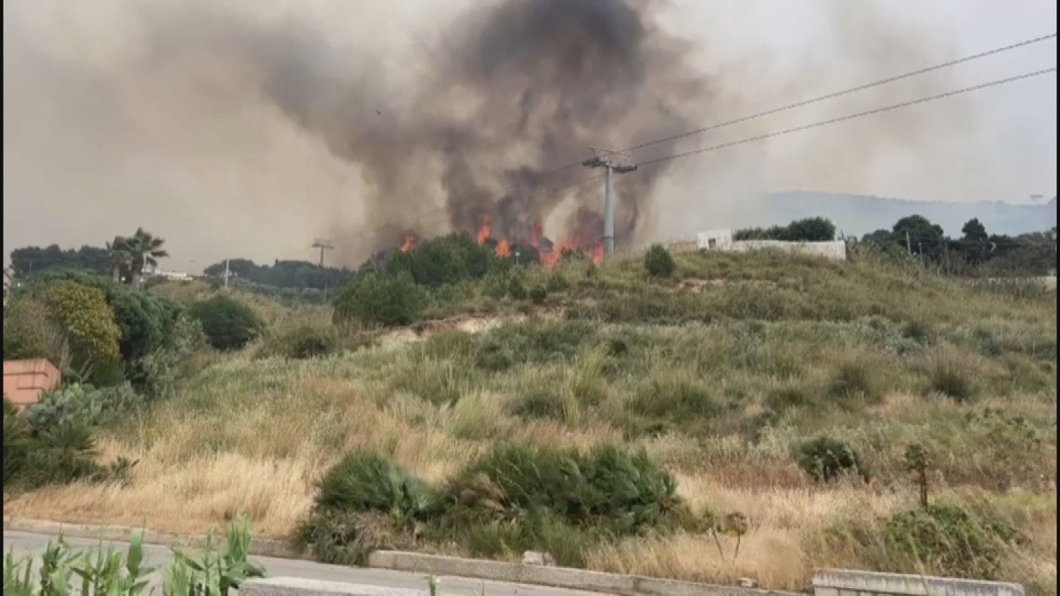 Solito binomio "scirocco-incendi". Case evacuate alle falde di monte Erice, fuoco pure ad Alcamo.