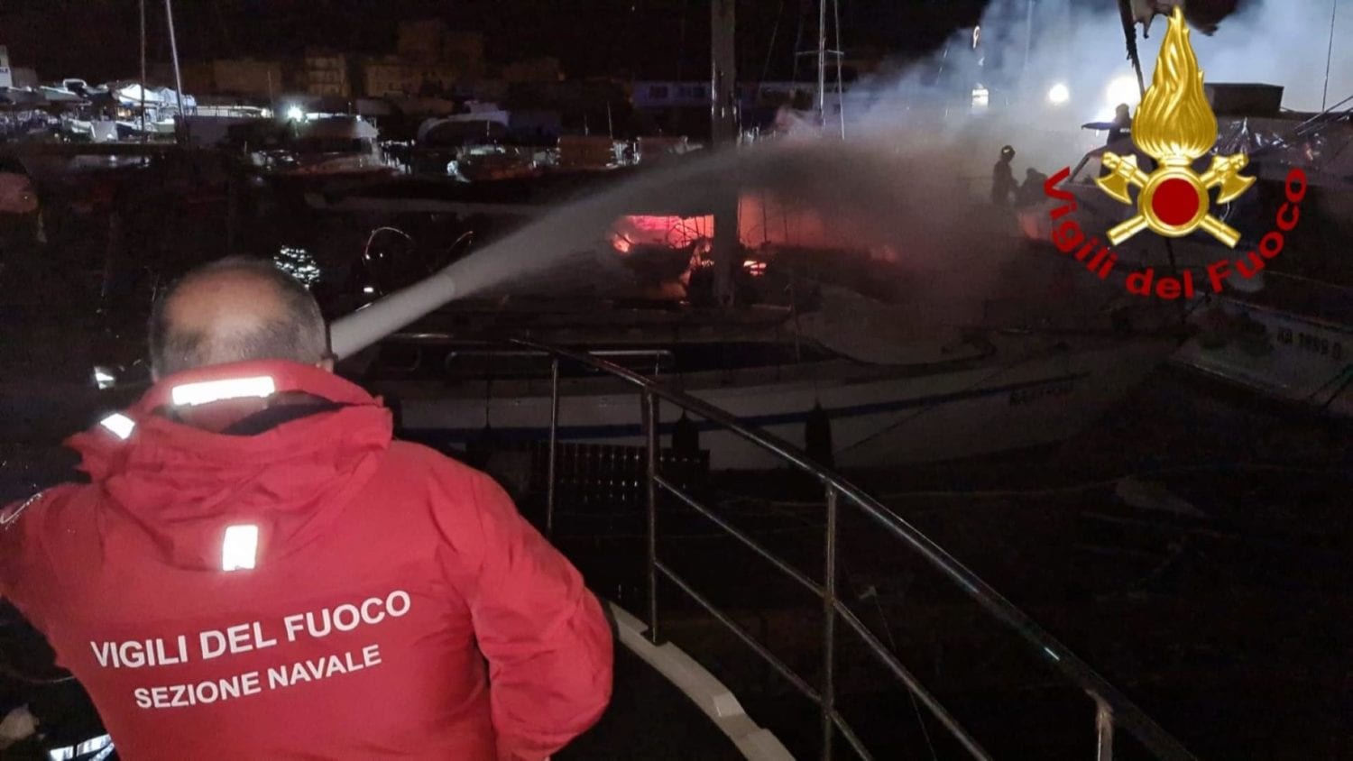 Incendio al porto di Trapani, tre barche distrutte al ‘Columbus’. Rogo forse doloso