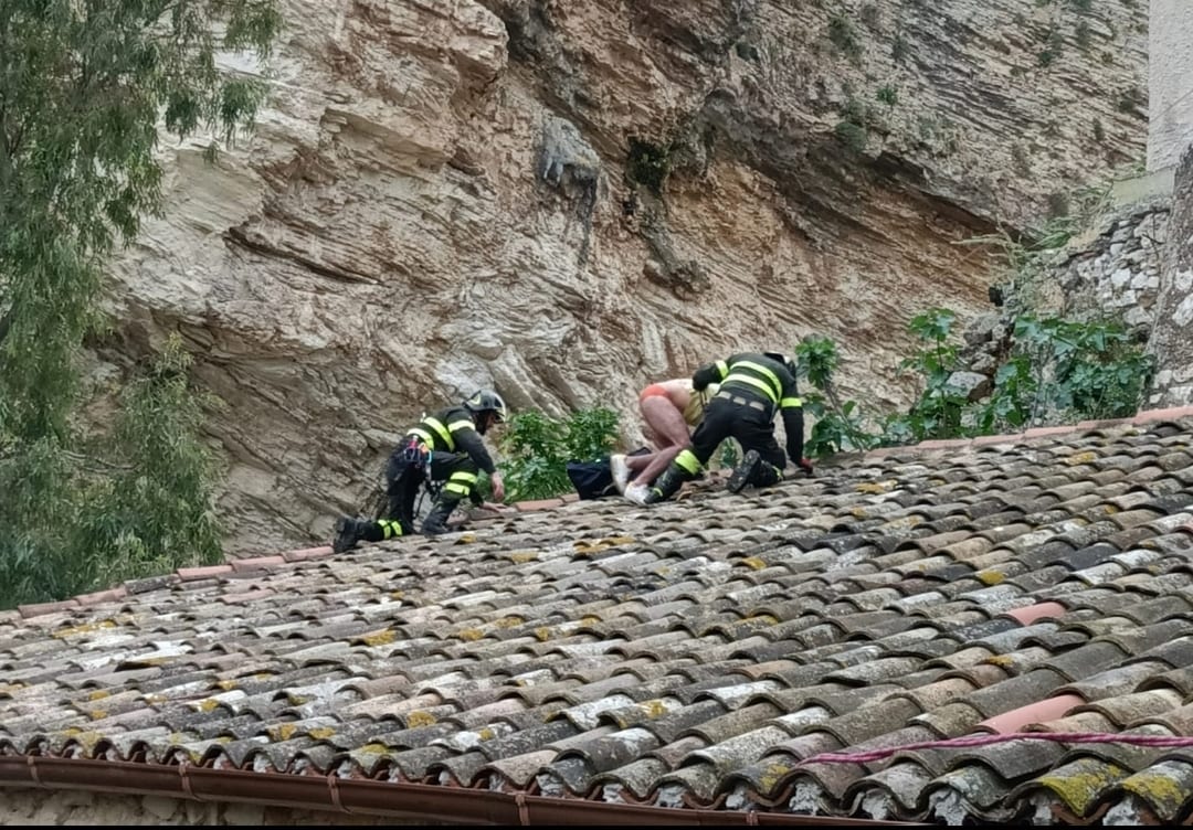 Piccola piena fiume Caldo, altro salvataggio. Bagnanti transitati da tetto