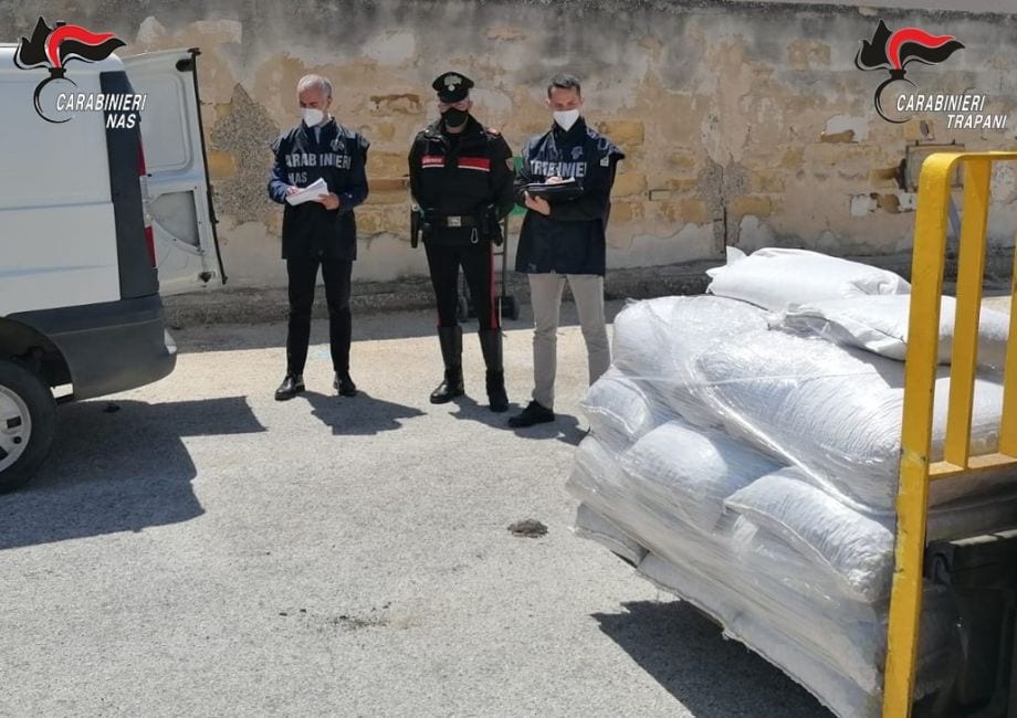 Prodotti alimentari sequestrati dai NAS, legumi e frutta secca devoluti in beneficienza a Trapani.
