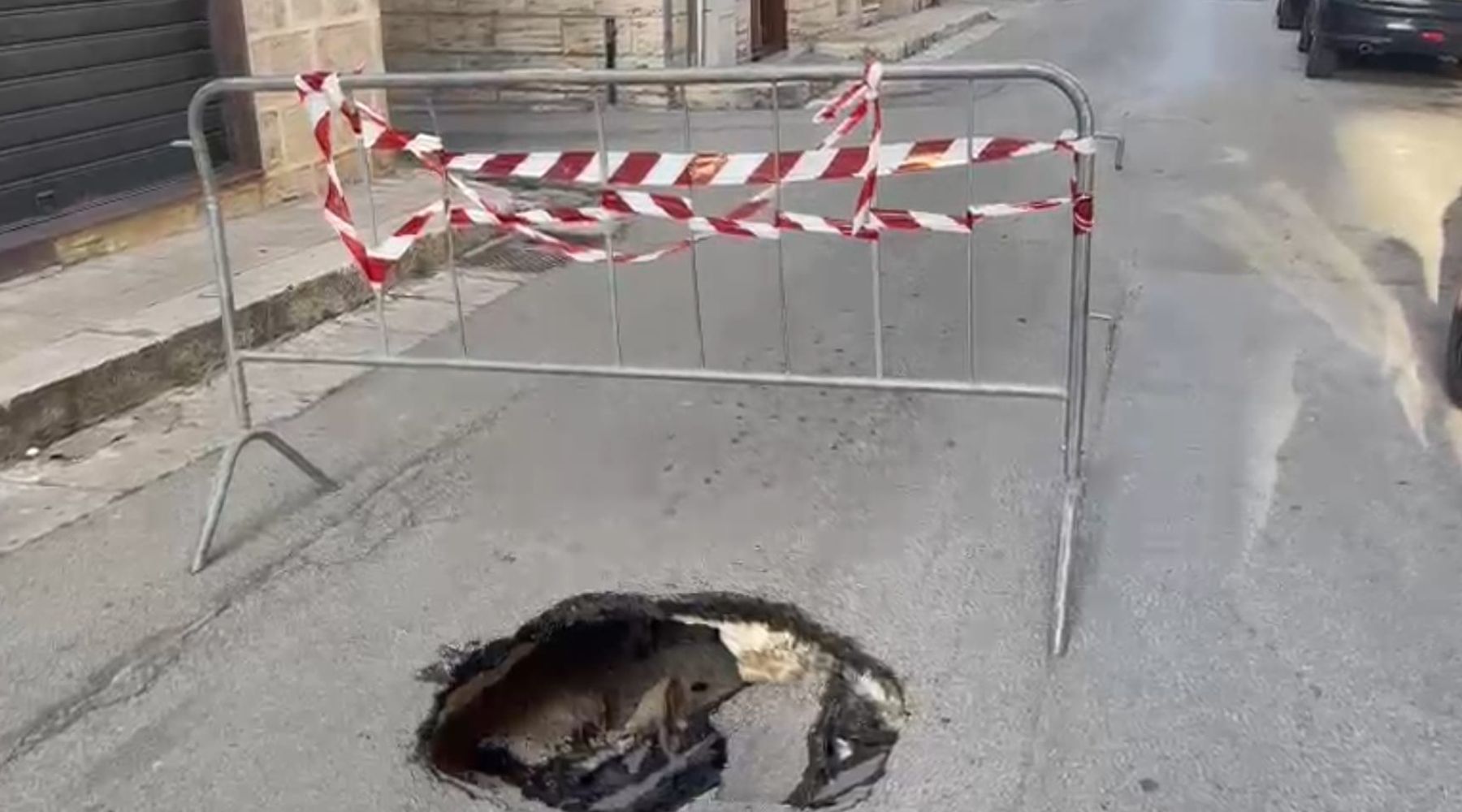 Piccolo cedimento diventa voragine dopo 7 mesi. Chiusa, ad Alcamo, la via Verga