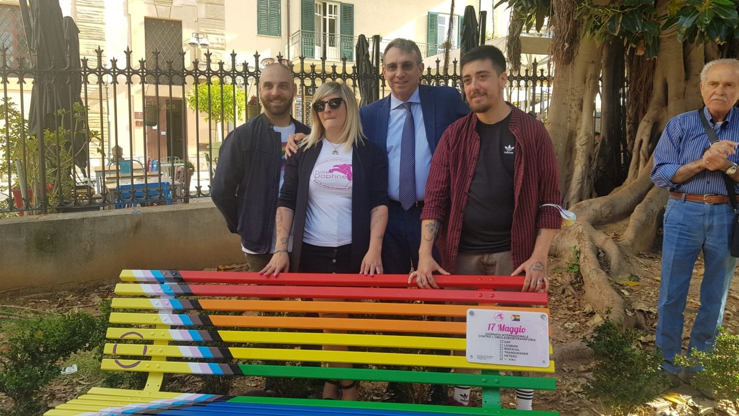 Inaugurata a Castellammare del Golfo la prima panchina in Italia per l’identità di genere (VIDEO)