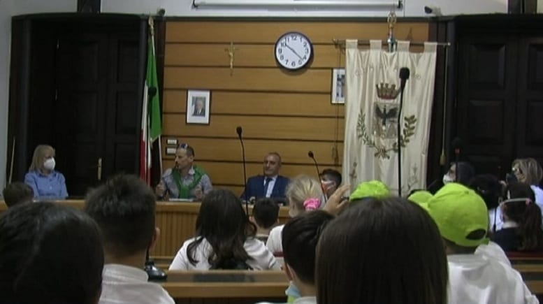 Classi elementari incontrano le istituzioni, dai 'piccoli' proposte genuine ma interessanti (VIDEO)