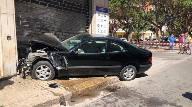 Auto si schianta su una saracinesca. Conducente già noto per l'investimento di due turiste