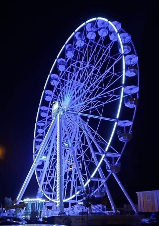 Ruota panoramica a San Vito Lo Capo, suggestiva colorazione alla sera. Accesso gratuito per i disabili