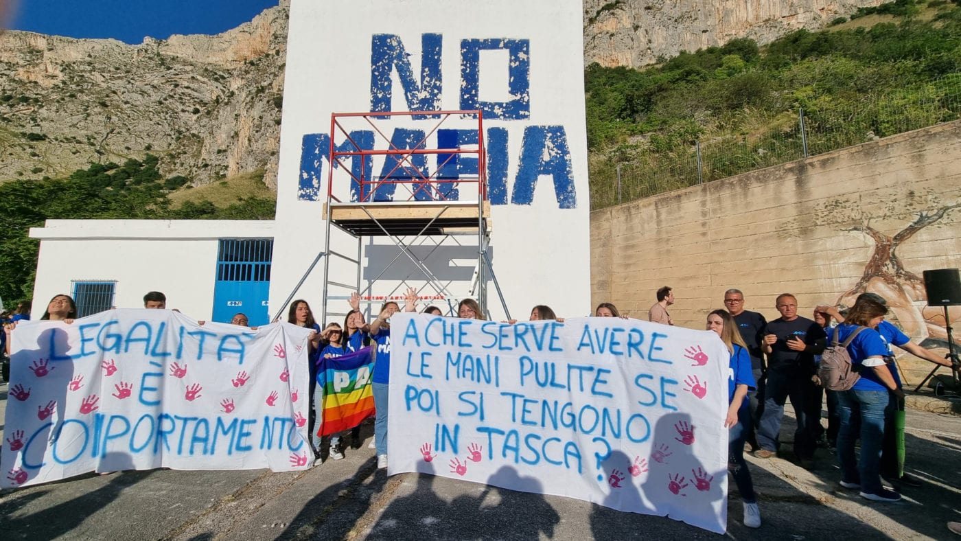 Quel casolare di AMAP, qui Brusca innescò la strage. Ritinteggiata la scritta 'NO MAFIA'