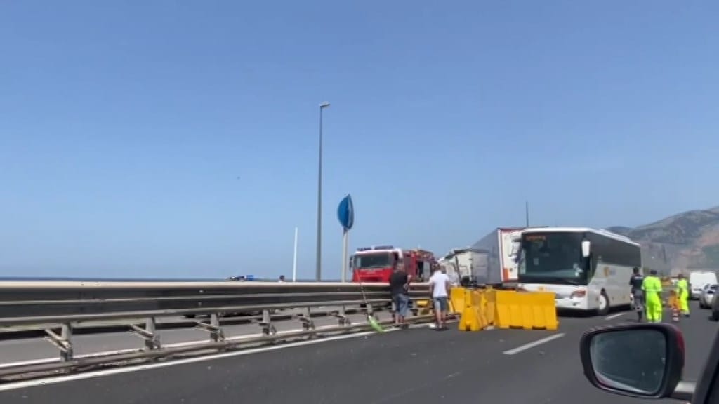TIR invade carreggiata opposta, auto distrutta. Tre feriti allo svincolo di Carini