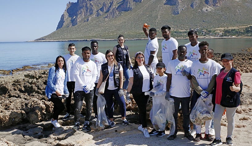 Volontari al lavoro, assessori e migranti 'fianco a fianco'. Ripulita Baia Cornino a Custonaci