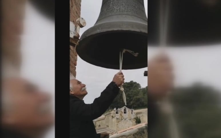 Per la gioia sale sul campanile della Madrice di Calatafimi, orologio e campane ripartiranno (VIDEO)