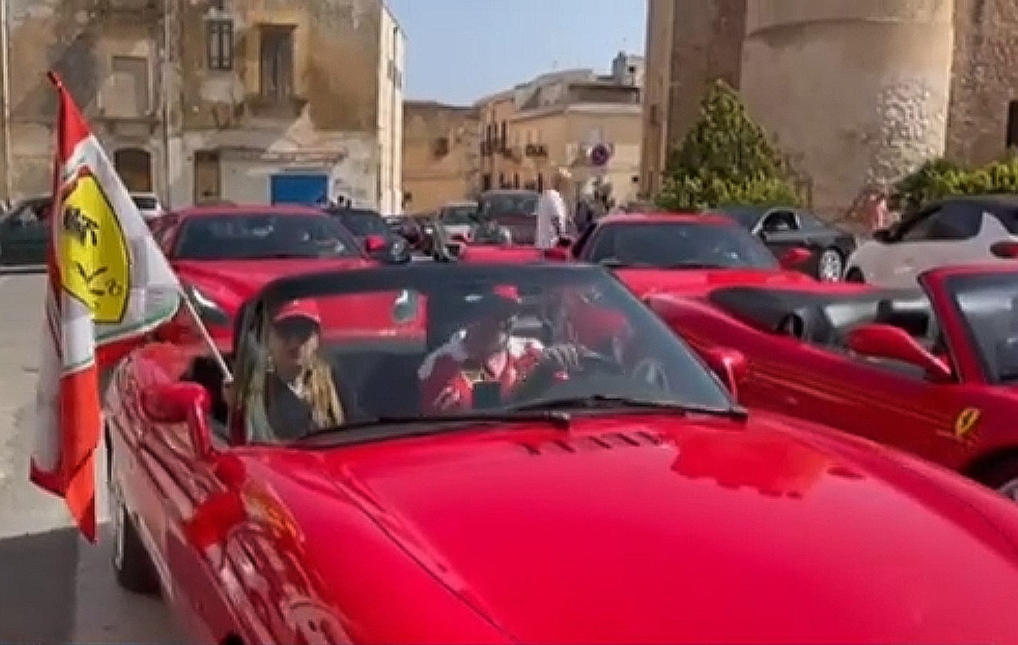 Mitiche Ferrari da Alcamo alle saline di Marsala. Il fascino delle 'rosse' non termina mai