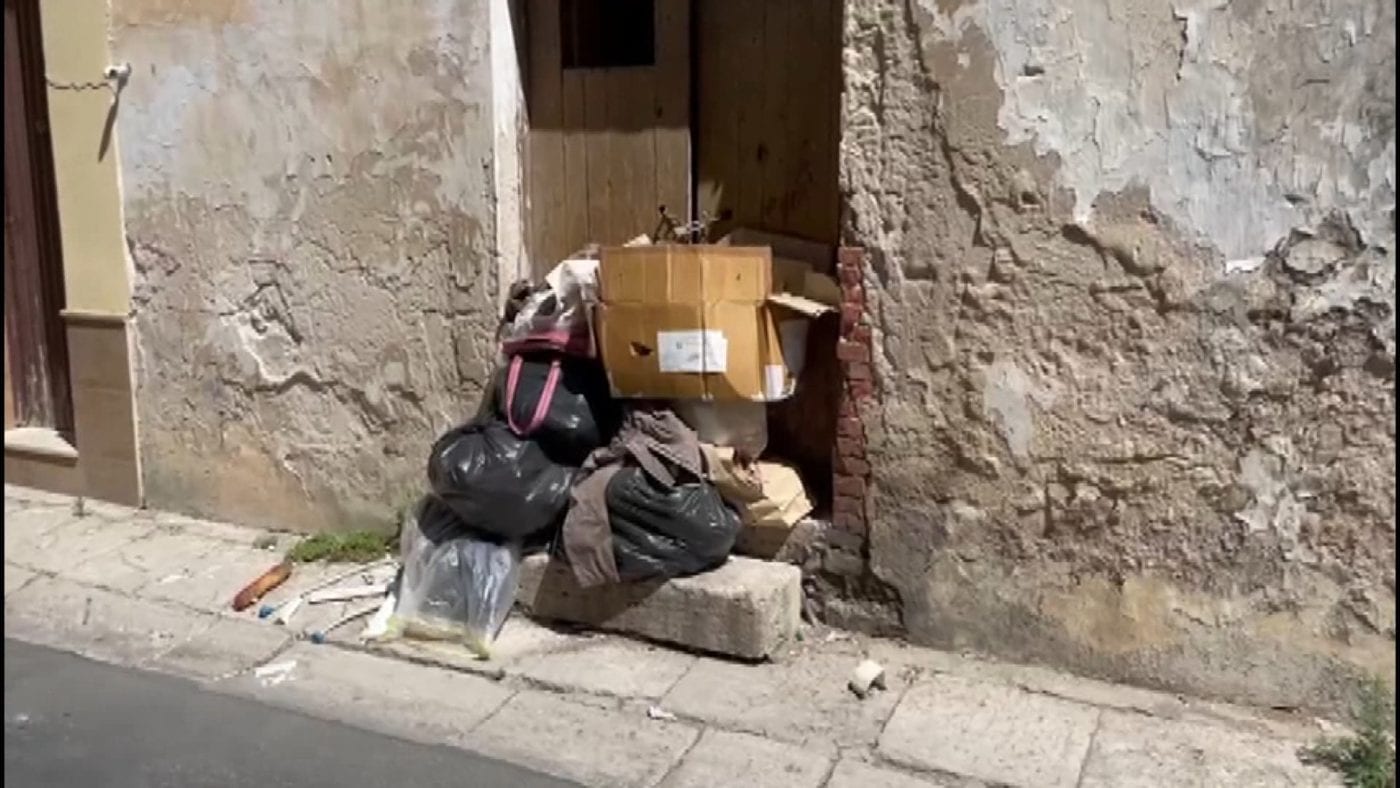 Casa abbandonata e discarica a cielo aperto nella via Torquato Tasso di Alcamo