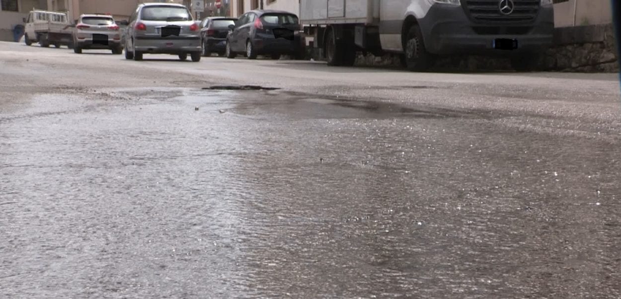 Profonda buca e perdita d’acqua cosrtante ad Alcamo. Pericoli e tutto immutato da 20 giorni