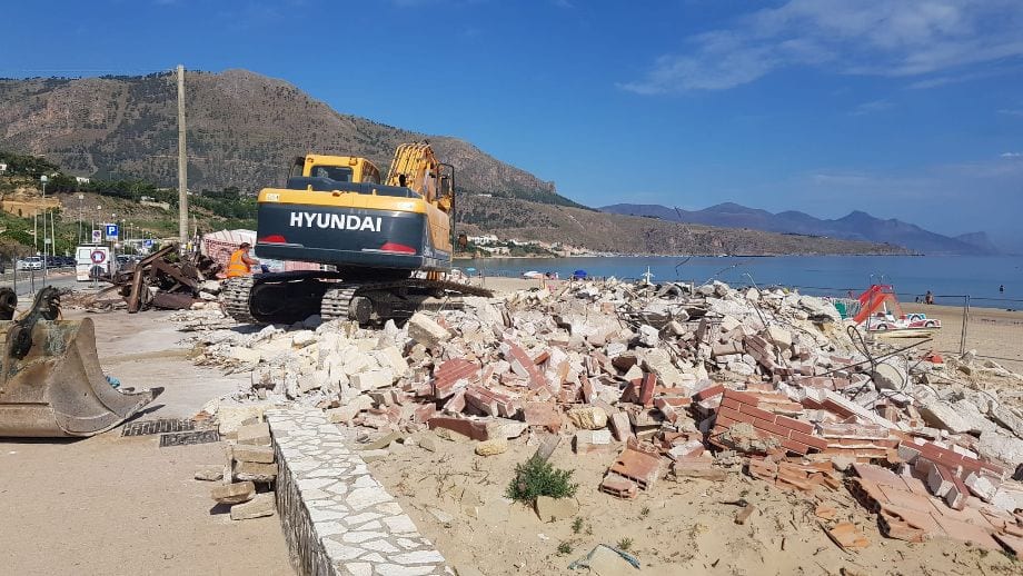 Demolita ex pizzeria dopo oltre vent'anni. Alla spiaggia Playa resta da abbattere un altro immobile