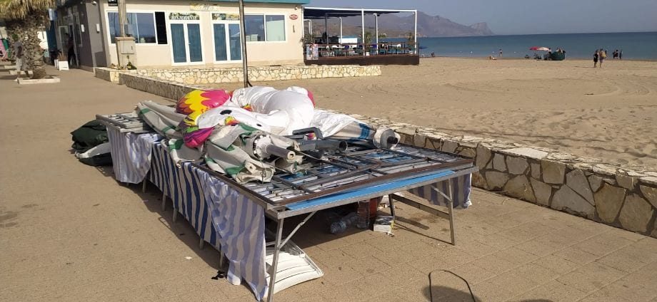 Ambulanti sulla spiaggia di Castellammare. Sequestrate due strutture non in regola