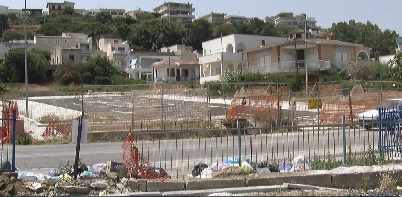 Parcheggi, slitta la consegna. In alcune zone di Alcamo Marina latita raccolta rifiuti