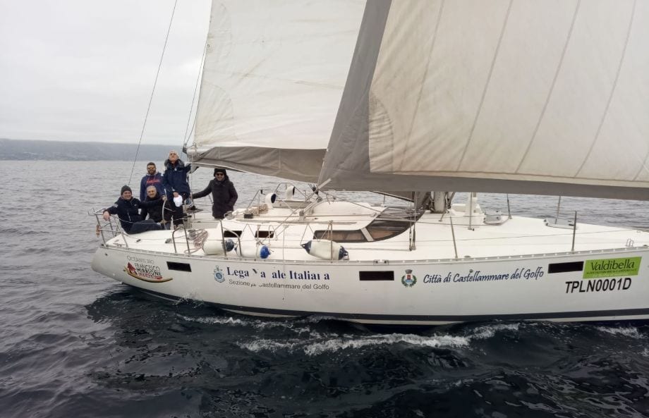Grande barca a vela al Comune di Castellammare, era stata sequestrata ai trafficanti di migranti