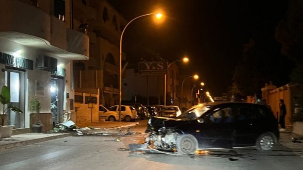 Perde il controllo dell'auto e finisce su una vetrina a Marsala. Per fortuna, resta illeso