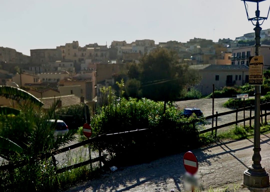 Cala Marina, 'parcheggio conteso' chiuso da 4 giorni. Caleca ancora non autorizzato