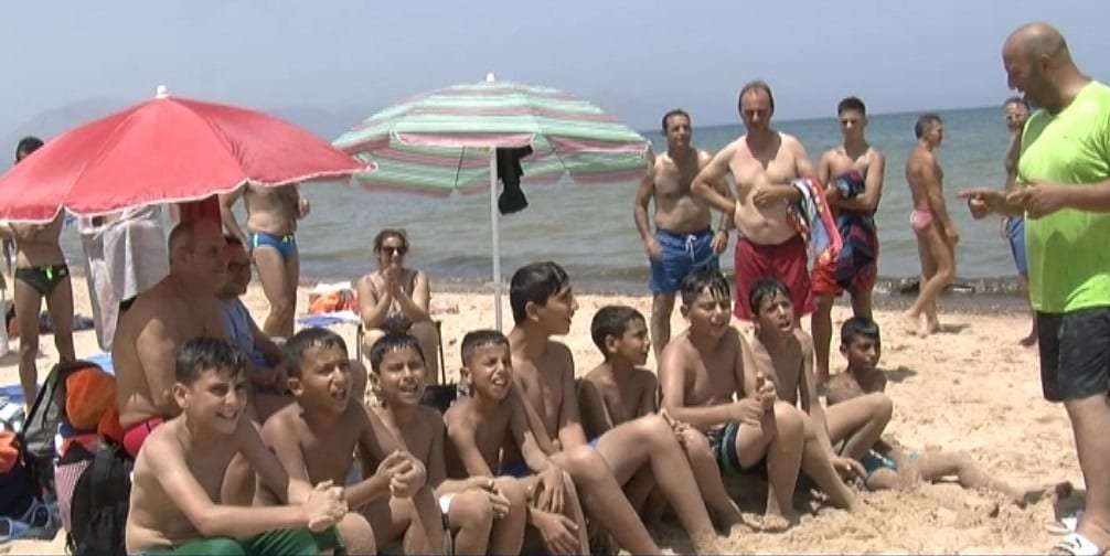 "Incontrano" il mare per la prima volta. Orfani palestinesi in Sicilia grazie a un prete (VIDEO)