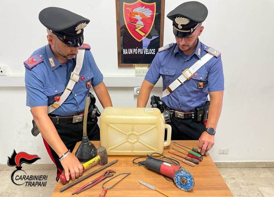 Porto abusivo di armi atte ad offendere. Denunciati due uomini a Trapani