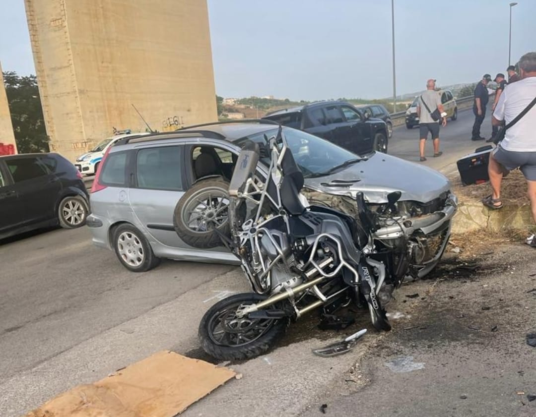 SP55, scontro moto-auto. Centauro alcamese vola per oltre 10 metri. Miracolato!