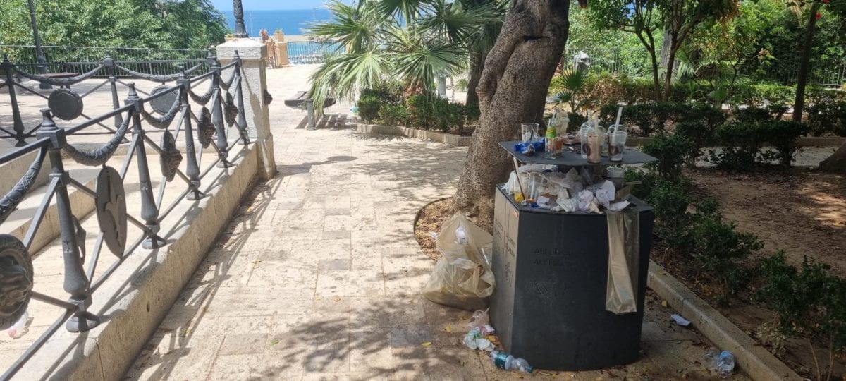 Rifiuti a ‘Villa Margherita’ di Castellammare. Domenica con montagne di spazzatura. Pulizia stamattina