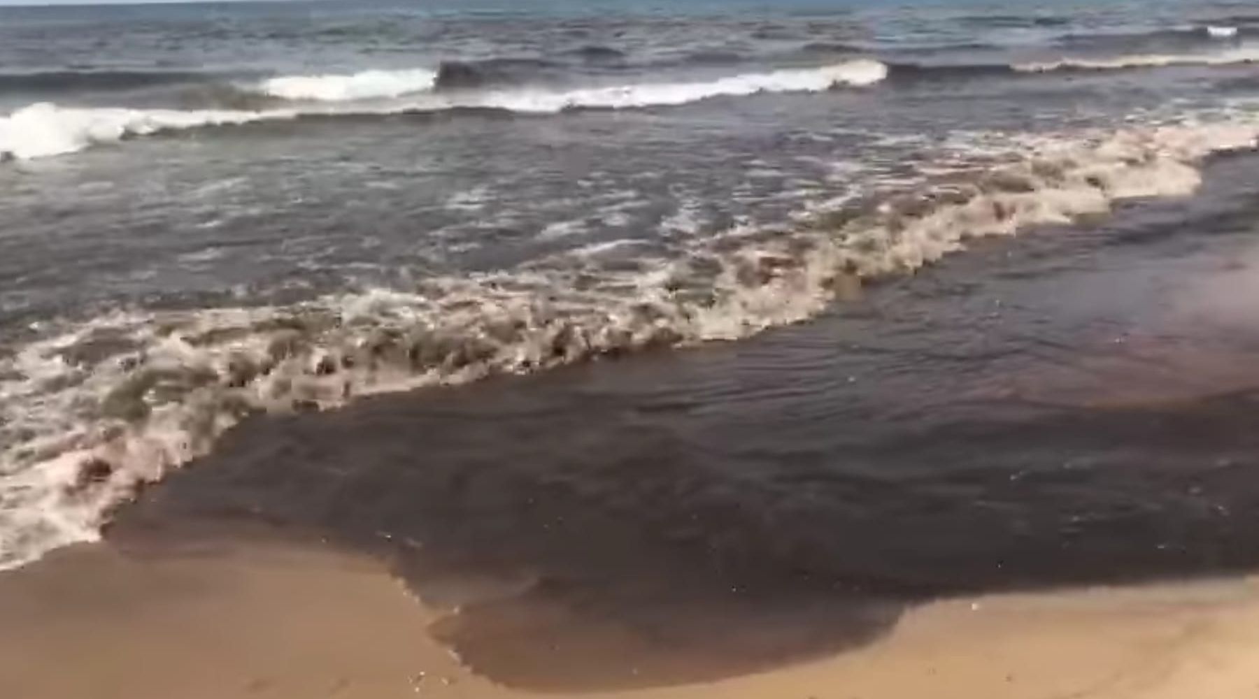 Schiuma e melma scura dal torrente Canalotto nel mare di Alcamo. VV.UU, indagini e prelievi