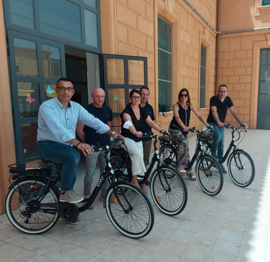 Eco-sostenibilità a Paceco. Il Comune dona 15 biciclette all'istituto "Giovanni XXIII"