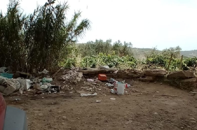 'Mangiaferro' abbandonata, residenti senza servizio rifiuti ma pagano la TARI. Strade disastrate