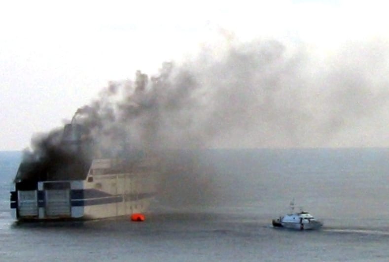 Incendio traghetto "Tirrenia" del 2009. Reati in prescrizione, niente risarcimenti