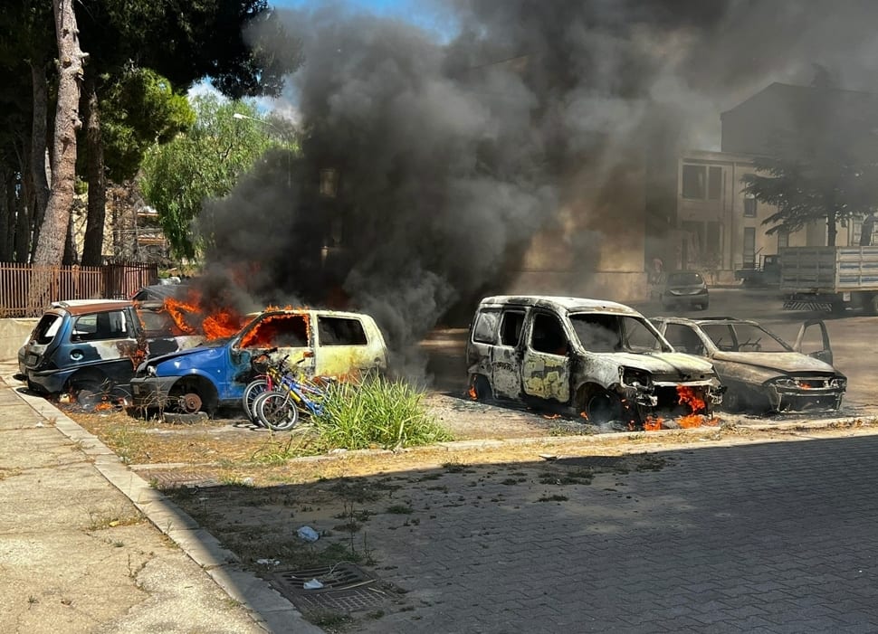 Otto vetture, solo due marcianti, distrutte dal fuoco. Panico all’ex Villaggio Regionale di Alcamo