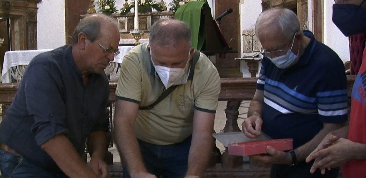 Nuovo grande manto per la patrona di Castellammare del Golfo. Cucito a mano dalle sarte locali