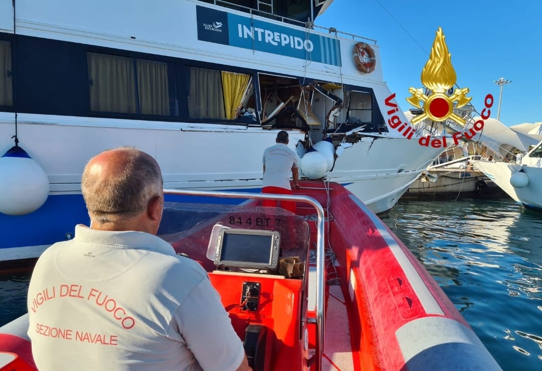 Collisione fra navi al porto di Trapani, vigili del fuoco evitano affondamento