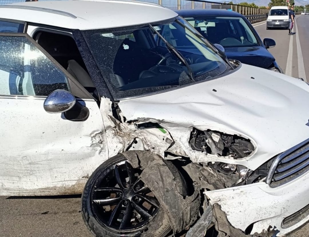 Incidente su alto ponte San Bartolomeo, coinvolte tre vetture. Un ferito sotto osservazione
