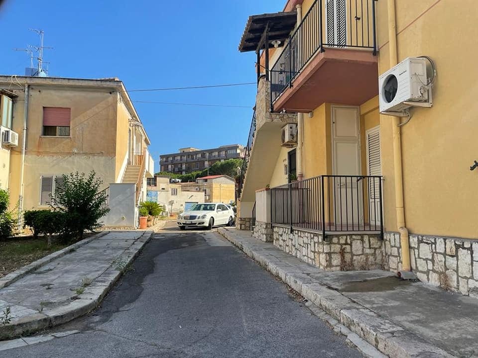Incendio domestico a Partinico. Ingenti danni a causa di un ferro da stiro acceso