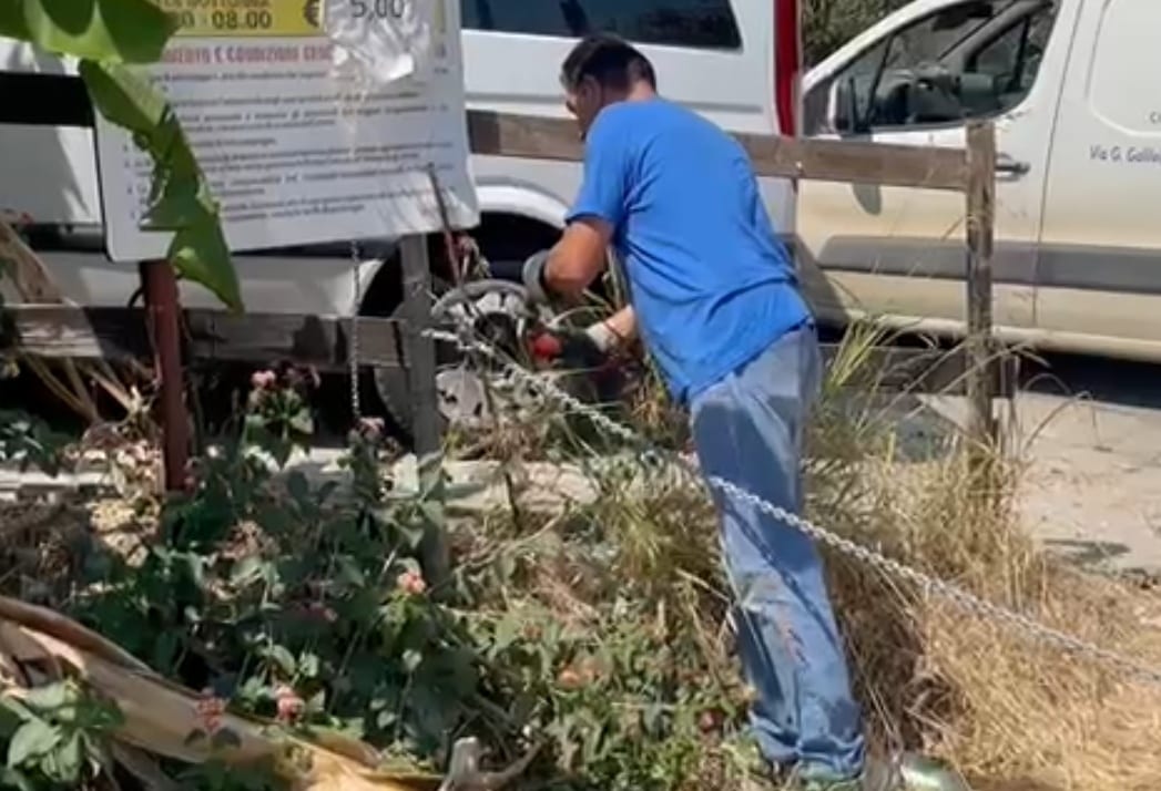 Cala Marina, parcheggio finalmente aperto. Fabbro per rompere catene e lucchetto