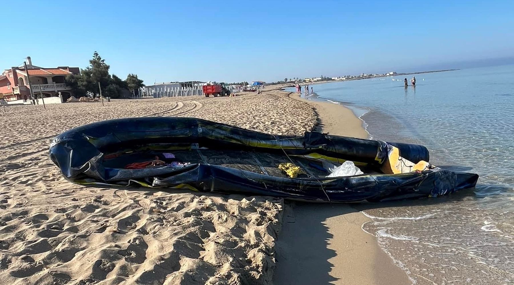 Sbarco di migranti a Marsala. Trovato un gommone con indumenti sulla spiaggia