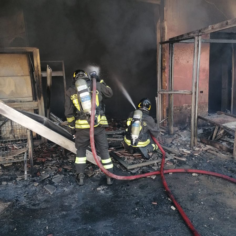 Bombole esplose in un negozio a Salemi, 50 vigili del fuoco all’opera. Nessun ferito