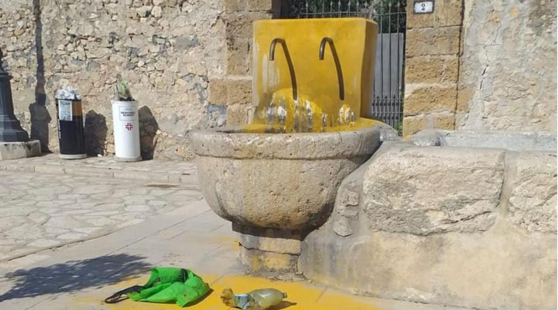 Bravata o imbecillità di balordi? Sfregio alla fontana di Scopello immediatamente camcellato