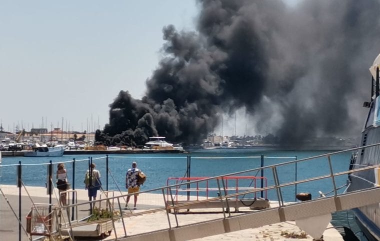 Incendio coinvolge tre barche al porticciolo turistico di Marsala. Rogo accidentale