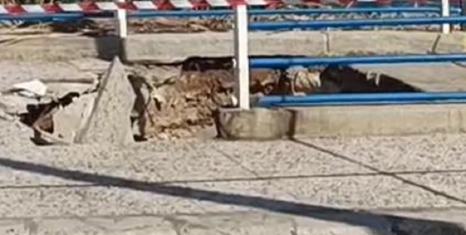 Autocarro sprofonda in centro a Trappeto. Due operai in ospedale, per fortuna solo escoriazioni