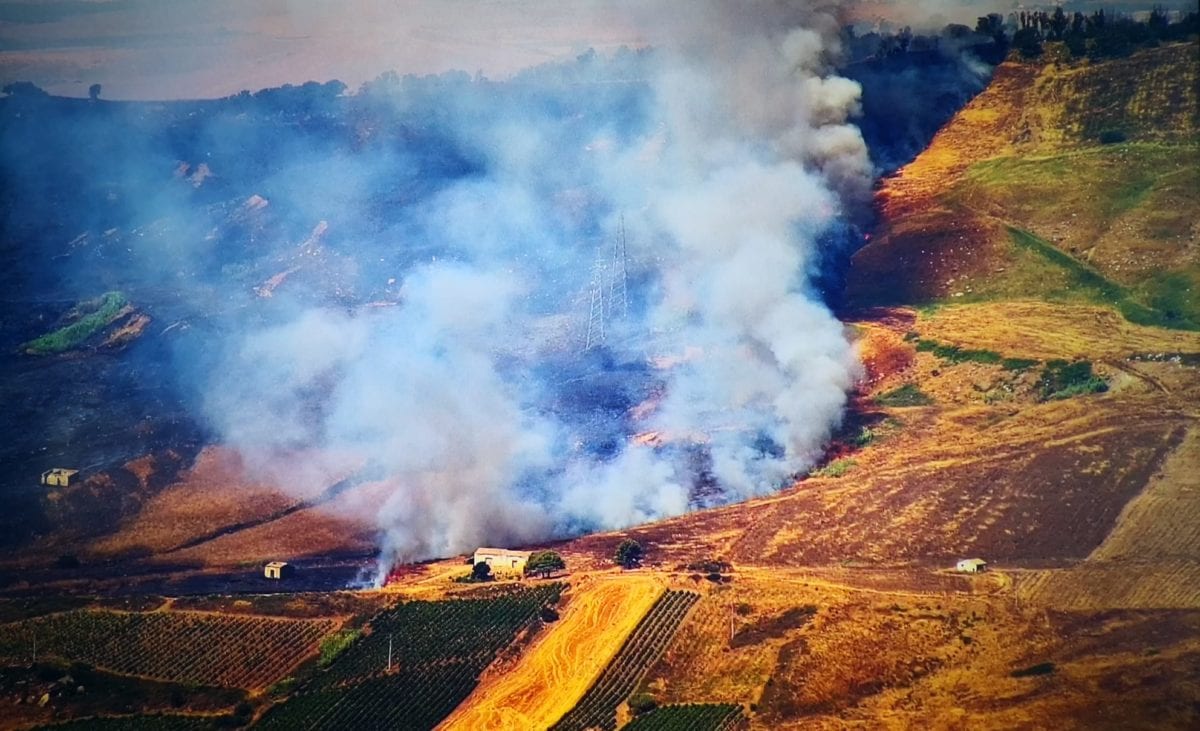 In fiamme Bosco Scorace, forse la "classica" mano di un piromane