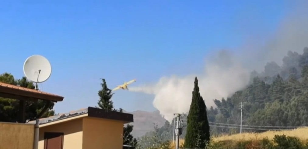 Incendi, la Forestale salva ‘Scorace’. Notte di paura a Romitello, monaci in fuga con quadro Madonna