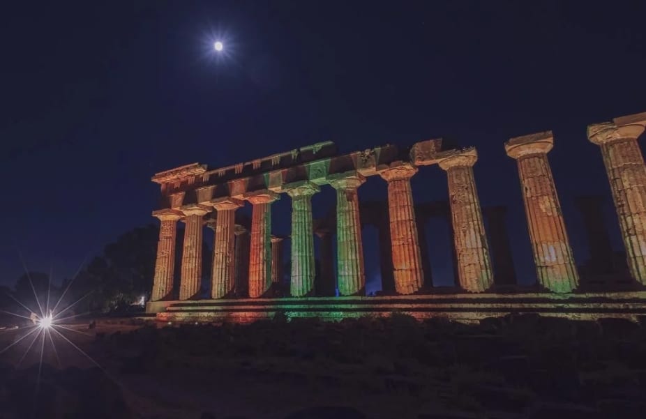 Spettacolo notturno e, all’alba, anche bagno in mare. Boom di presenze a Selinunte