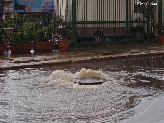 Nubifragio a Selinunte. Saltati tombini e acqua di fogna riversata in mare