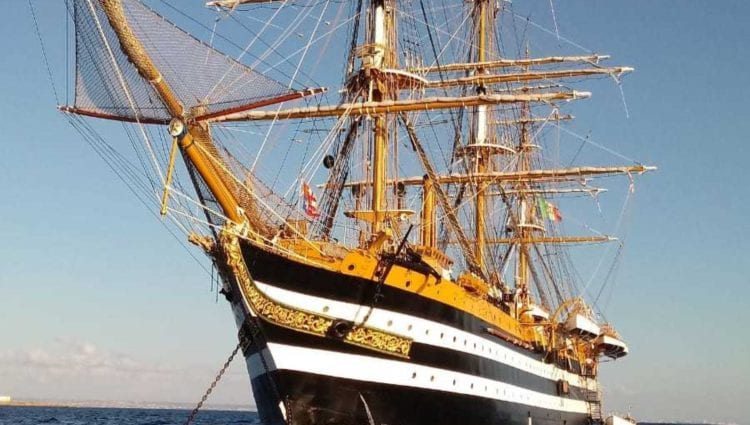 L’Amerigo Vespucci lascia il porto di Trapani. Attraccherà a Pantelleria domattina