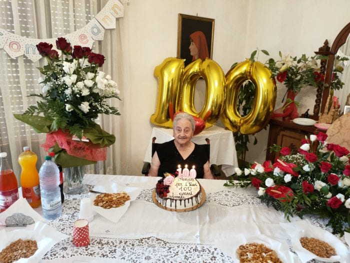Festa a Custonaci per i cento anni di Anna Mannino. Il secolo di vita festeggiato nella sua casa