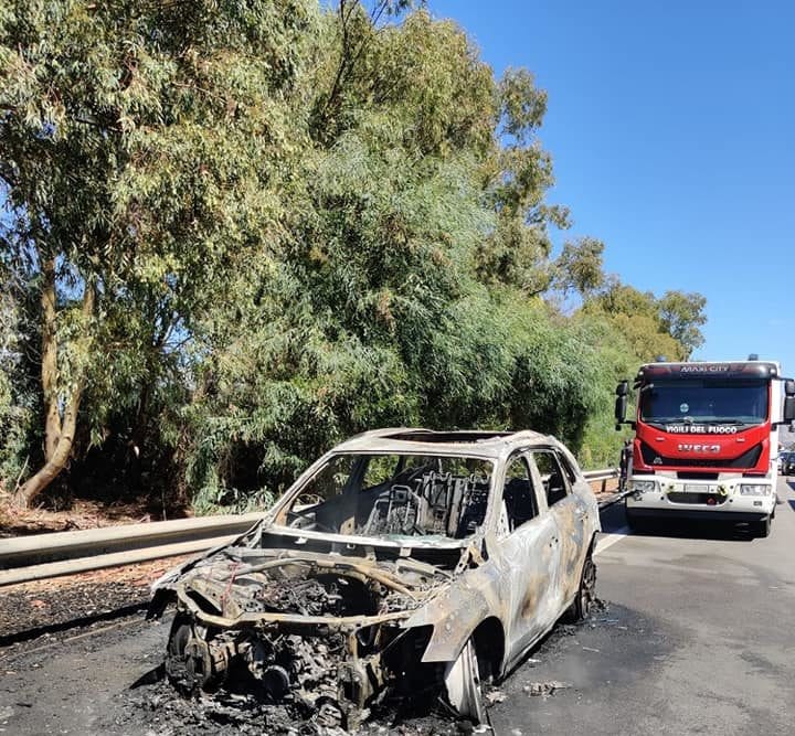 Auto prende fuoco in autostrada tra Partinico e Balestrate. Illesa donna e bambini
