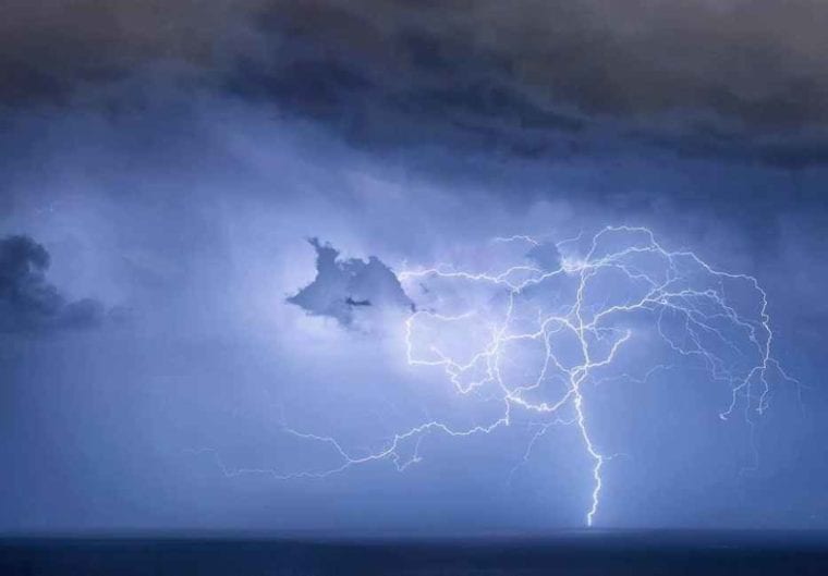 Favignana, un trentaquatrenne colpito da un filmine. Stava sistemando gli ormeggi del natante